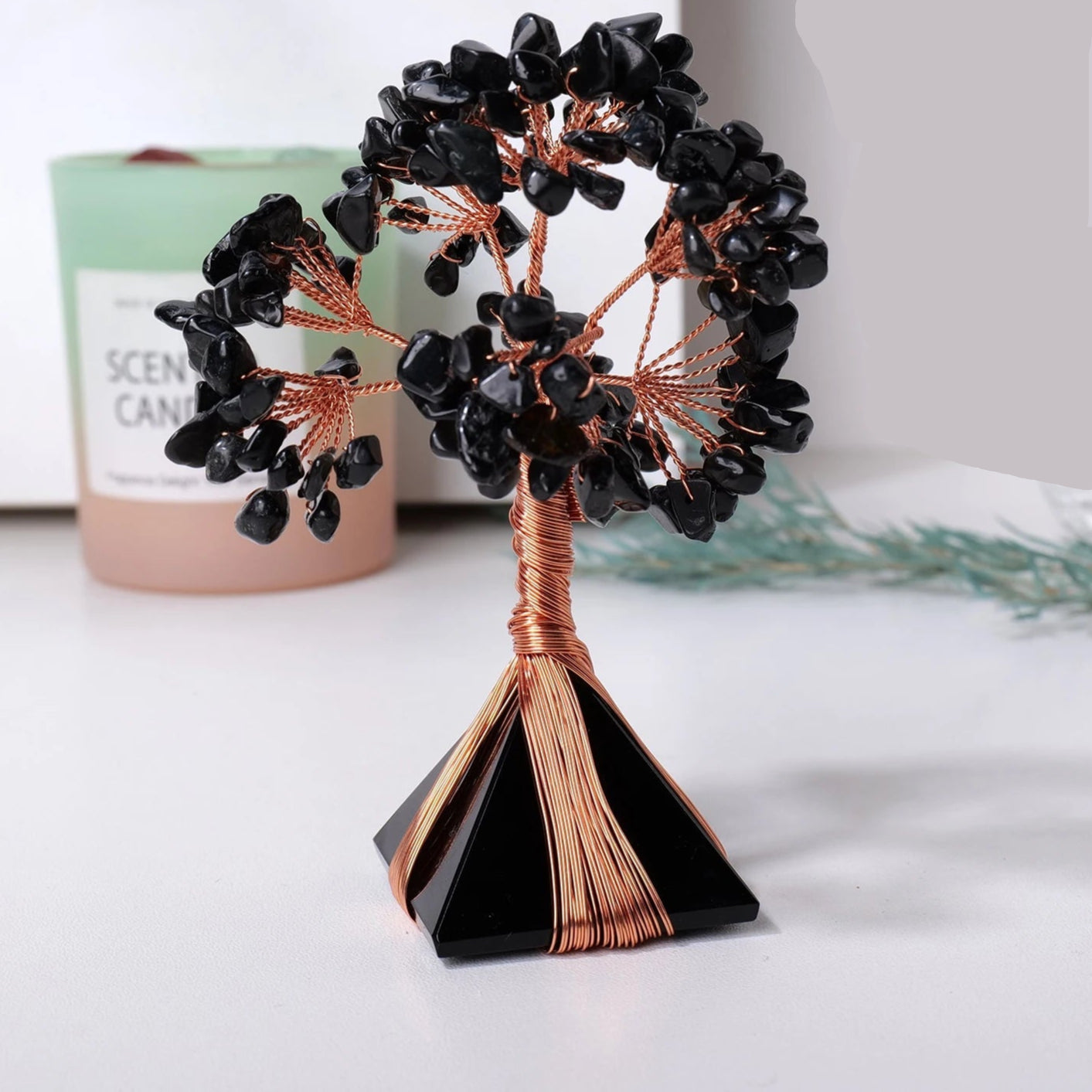 Arbre de Vie en cristal noir avec base pyramide, sculpture énergétique de 13 cm pour équilibrer les chakras.