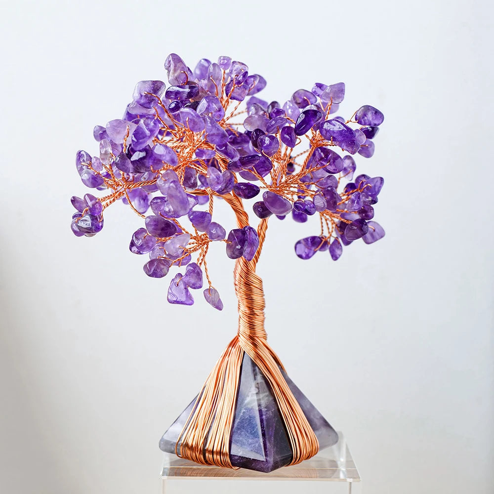 Sculpture Arbre de Vie en cristaux violets sur base pyramidale en cristal, 13 cm, décoratif et spirituel.