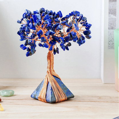 Arbre de Vie en cristaux de lapis lazuli avec base en pyramide, décoration énergétique pour harmoniser votre espace.